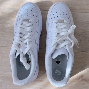 NIKE ( NEW!) MEN’S AIR FORCE 1 ‘07 SHOES WHITE